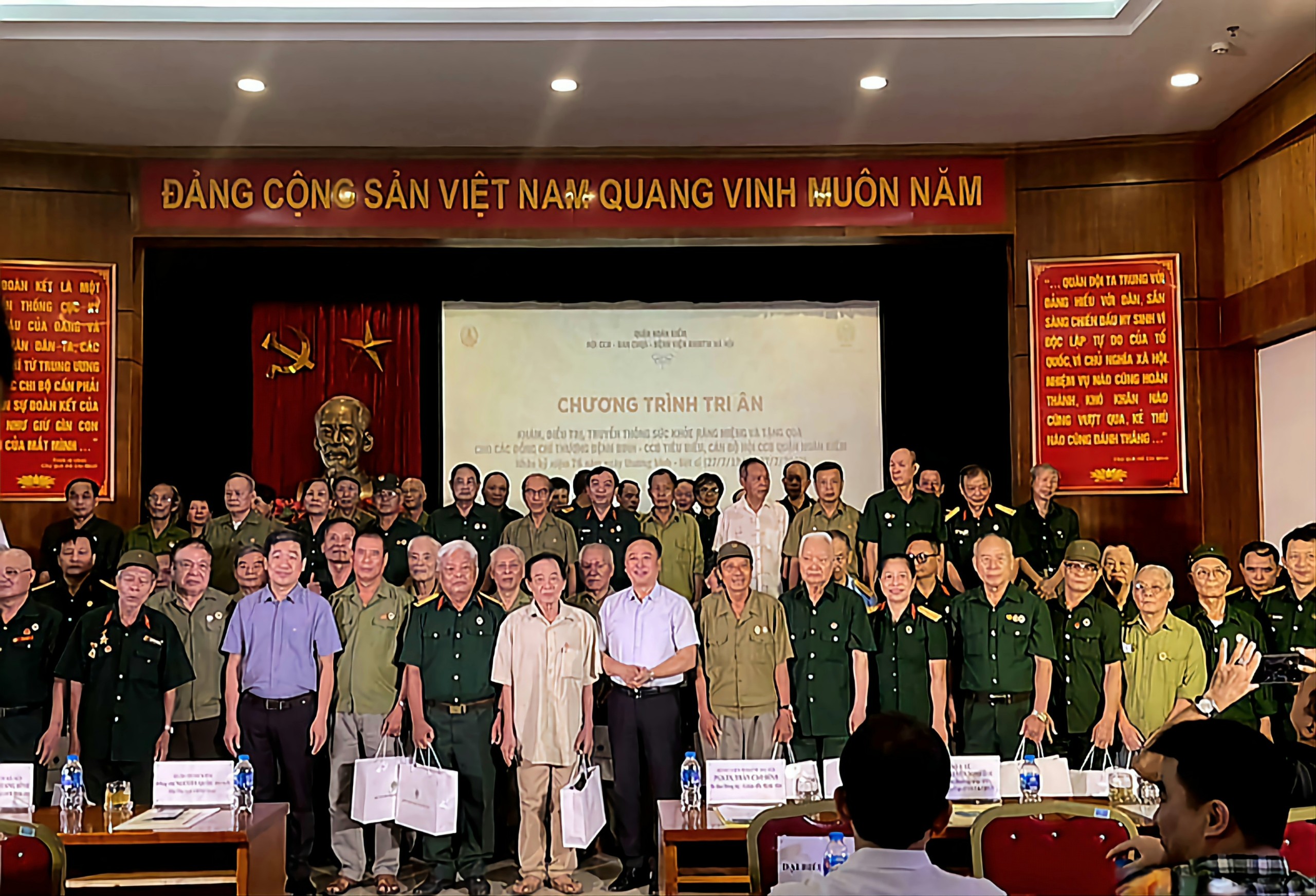 KHÁM, ĐIỀU TRỊ, TRUYỀN THÔNG SỨC KHỎE RĂNG MIỆNG CHO CỰU CHIẾN BINH VÀ THƯƠNG BINH TIÊU BIỂU QUẬN HOÀN KIẾM